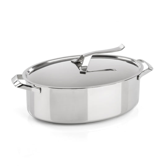 Oval saucepan with lid